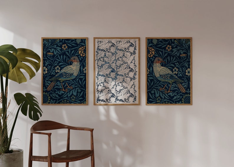 K&ouml;nnte beinhalten: Drei gerahmte Drucke mit einem blauen und gr&uuml;nen Blumenmuster und einem Vogel in jedem. Der mittlere Druck hat ein wei&szlig;es und graues Blumenmuster.