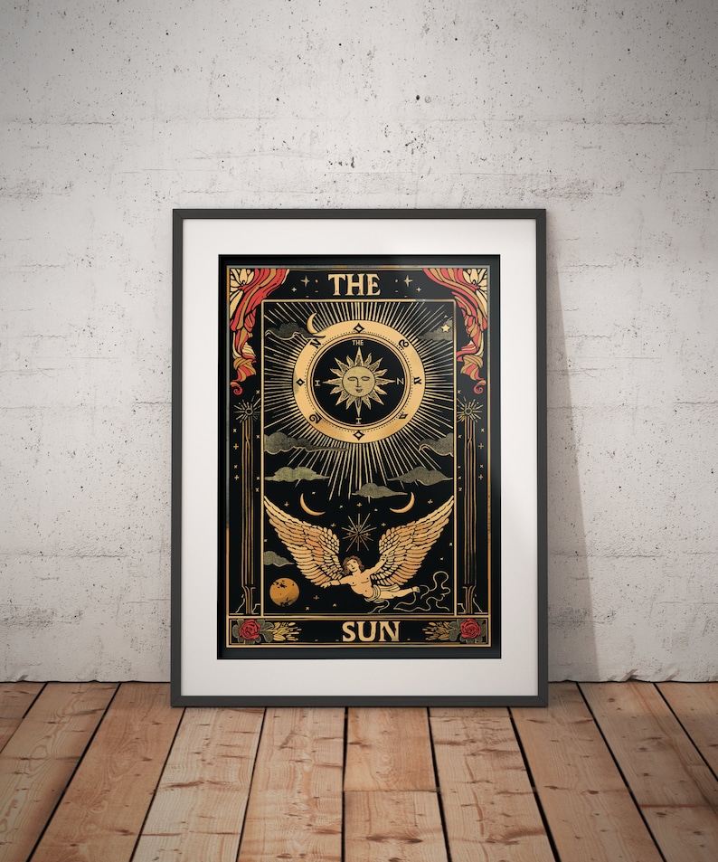 Op de afbeelding: Een zwarte en gouden tarotkaart met de tekst "THE SUN" en een illustratie van een gevleugelde cherub die vliegt voor een zon met een gezicht en stralen van licht.
