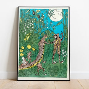 Peut inclure: Une illustration vintage de grenouilles et d'une salamandre dans un cadre de forêt verdoyante. Les grenouilles sont vertes et brunes avec des rayures noires, et la salamandre est brune avec des taches jaunes. La forêt est remplie de feuilles vertes, de fleurs et d'une pleine lune dans le ciel.