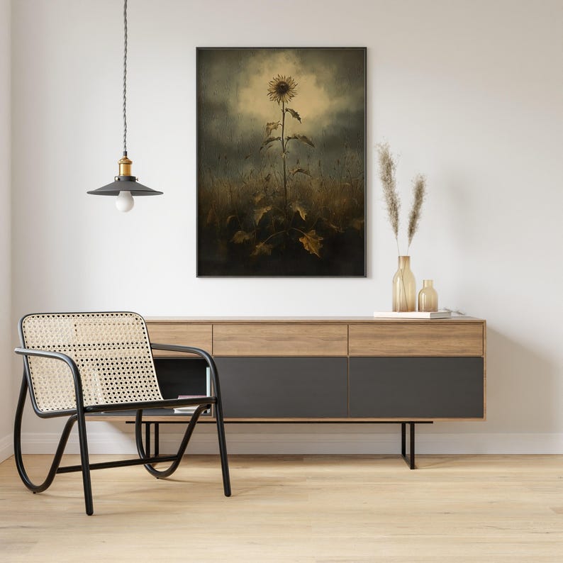 Peut inclure: Une impression encadr&eacute;e en noir d'un seul tournesol dans un champ avec une esth&eacute;tique vintage d&eacute;lav&eacute;e. Le tournesol est grand et mince avec un centre jaune et des p&eacute;tales bruns. L'arri&egrave;re-plan est d'un brun et d'un gris ternes avec un effet atmosph&eacute;rique brumeux.