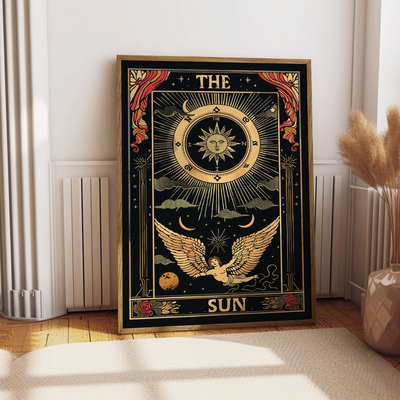 Op de afbeelding: De tarotkaart De Zon heeft een zwarte achtergrond met gouden accenten. Een ge Fl&uuml;gelde engel vliegt door de lucht met een zon en sterren op de achtergrond. De kaart heeft bovenaan "THE SUN" en onderaan "SUN" staan.