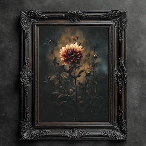 Op de afbeelding: Een ingelijste bloemenprint met een grote, veelbladige bloem in rood- en cr&egrave;metinten, tegen een donkere, sfeervolle achtergrond. De bloem staat centraal, omringd door donkergroene bladeren. Het sierlijke zwarte frame geeft een vintage uitstraling.