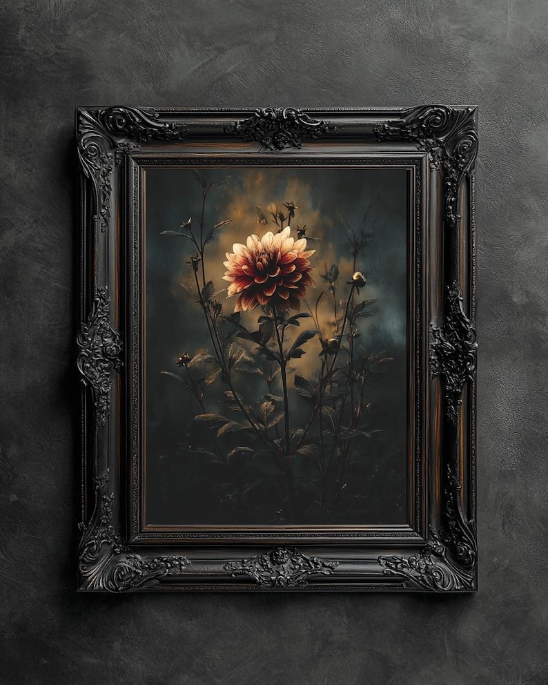 Op de afbeelding: Een ingelijste bloemenprint met een grote, veelbladige bloem in rood- en cr&egrave;metinten, tegen een donkere, sfeervolle achtergrond. De bloem staat centraal, omringd door donkergroene bladeren. Het sierlijke zwarte frame geeft een vintage uitstraling.