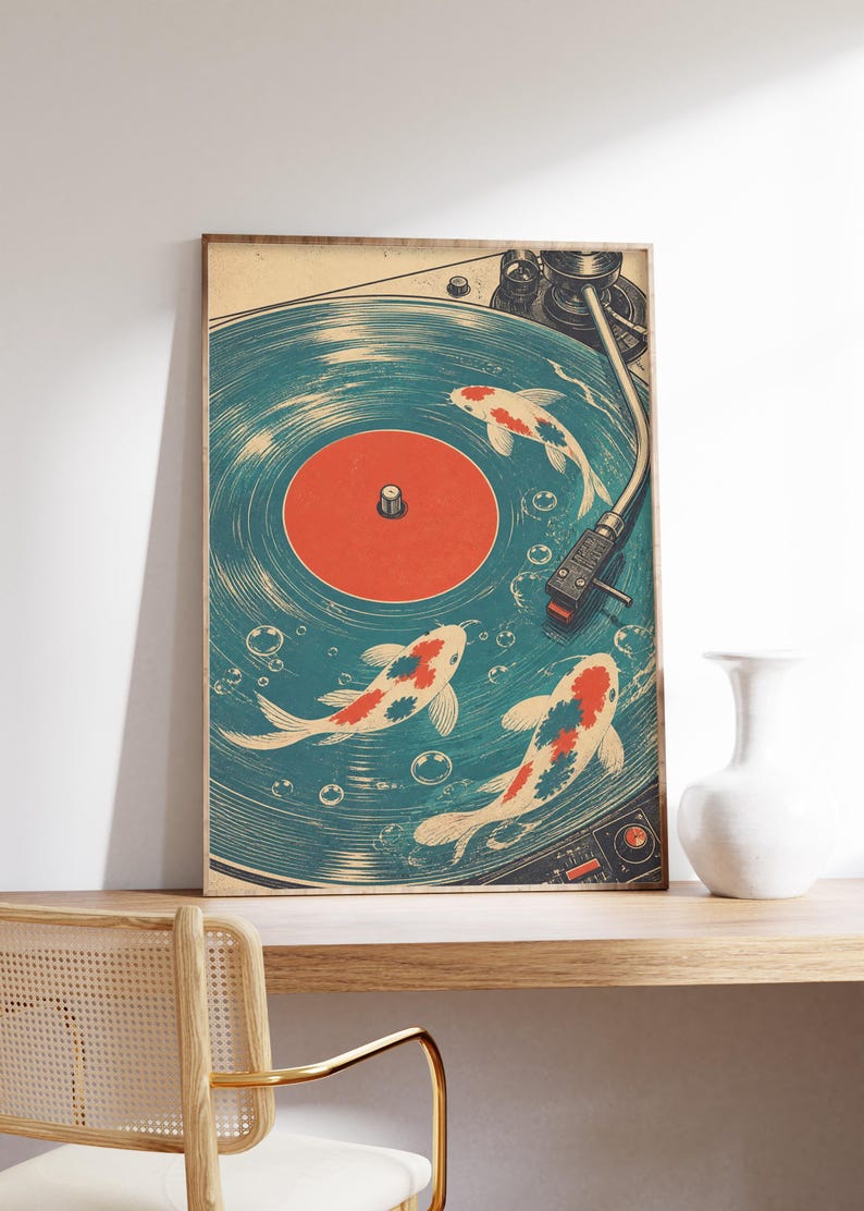 Puede incluir: L&aacute;mina art&iacute;stica que presenta un dise&ntilde;o de tocadiscos vintage con peces koi nadando en un disco azul turquesa. Los peces tienen marcas rojas, blancas y azules. La l&aacute;mina est&aacute; enmarcada.
