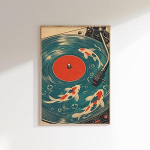 Puede incluir: L&aacute;mina art&iacute;stica con una ilustraci&oacute;n de estilo vintage de un tocadiscos con peces koi nadando en los surcos. El disco es azul con el centro rojo, y los koi son blancos con marcas rojas y negras. Tema acu&aacute;tico.