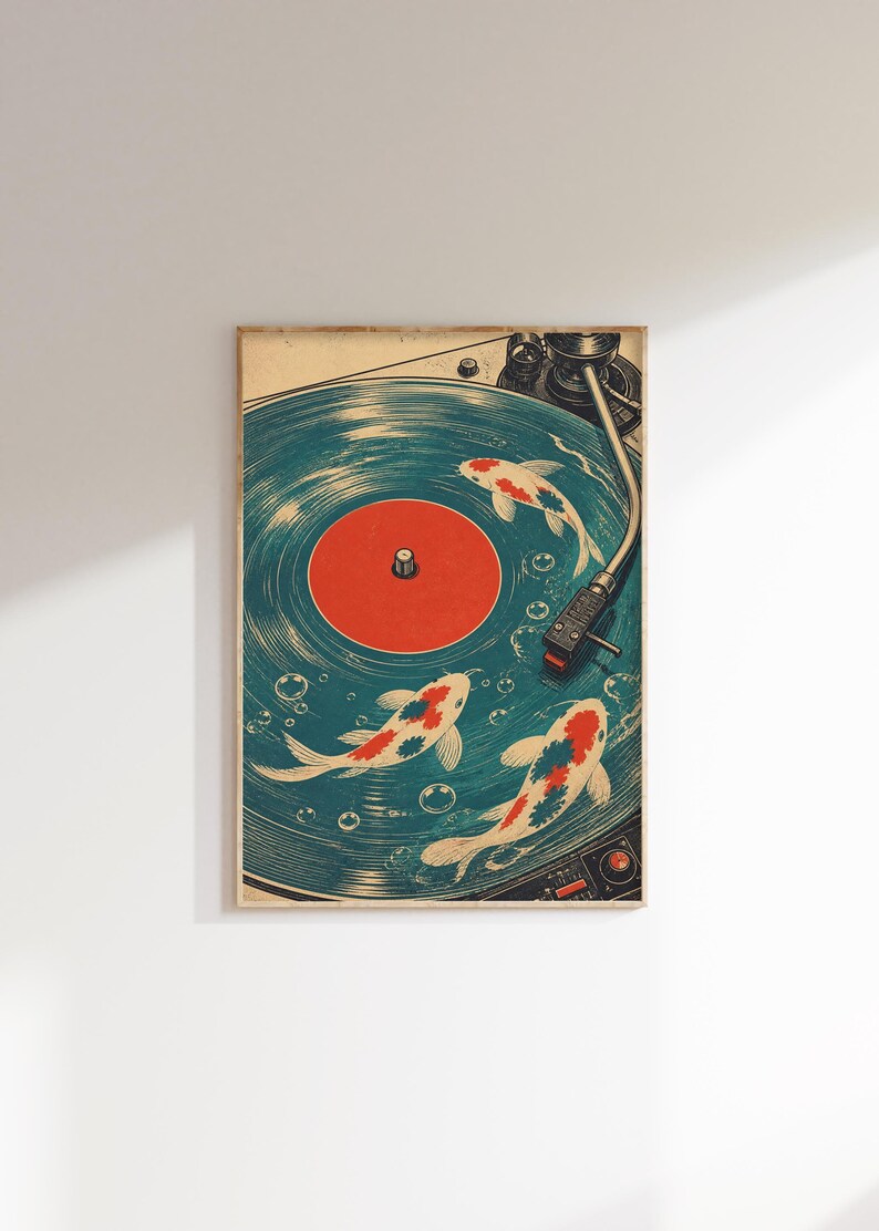 Puede incluir: L&aacute;mina art&iacute;stica con una ilustraci&oacute;n de estilo vintage de un tocadiscos con peces koi nadando en los surcos. El disco es azul con el centro rojo, y los koi son blancos con marcas rojas y negras. Tema acu&aacute;tico.