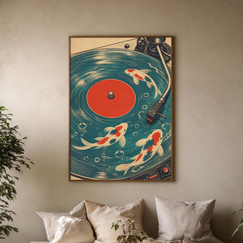 Puede incluir: Impresi&oacute;n art&iacute;stica enmarcada que presenta un dise&ntilde;o de tocadiscos vintage con tres peces koi nadando en un disco azul turquesa. Los koi tienen marcas rojas, blancas y azules. El centro del disco es de color rojo brillante.
