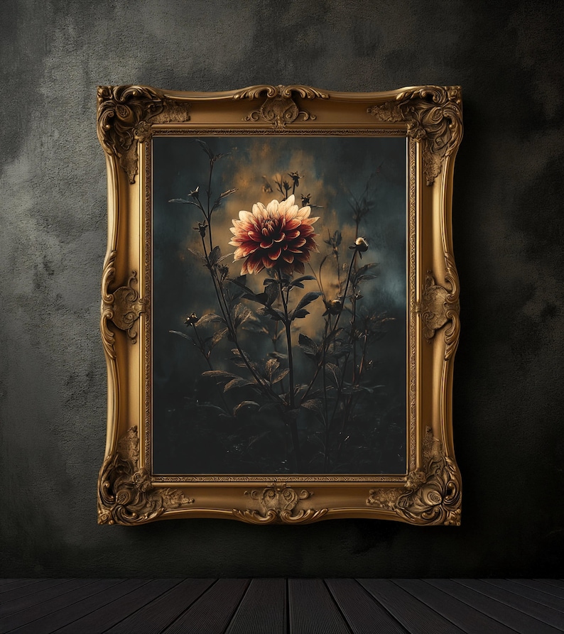Op de afbeelding: Een ingelijste bloemenprint met een grote bloem in rood- en cr&egrave;metinten tegen een donkere achtergrond. De sierlijke gouden lijst voegt een vleugje vintage elegantie toe aan het botanische kunstwerk.