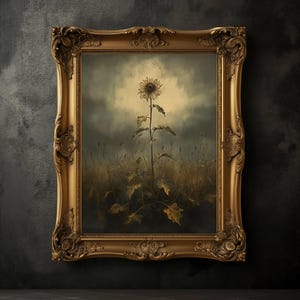 Peut inclure: Une peinture &agrave; l'huile encadr&eacute;e repr&eacute;sentant un seul tournesol dans un champ. Le tournesol est face au spectateur et est entour&eacute; d'herbes hautes et d'autres plantes. L'arri&egrave;re-plan est un ciel nuageux.