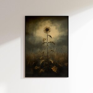 Peut inclure: Une peinture repr&eacute;sentant un seul tournesol se dressant dans un champ d'herbes s&egrave;ches. Le tournesol est face au spectateur et est &eacute;clair&eacute; par une lumi&egrave;re vive. L'arri&egrave;re-plan est un ciel sombre et orageux.