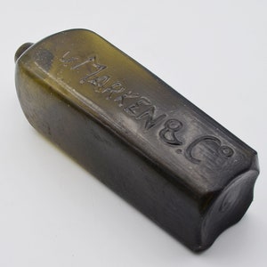 Pode incluir: Uma garrafa de vidro verde escuro com o texto "HARKN & Co." gravado no lado.