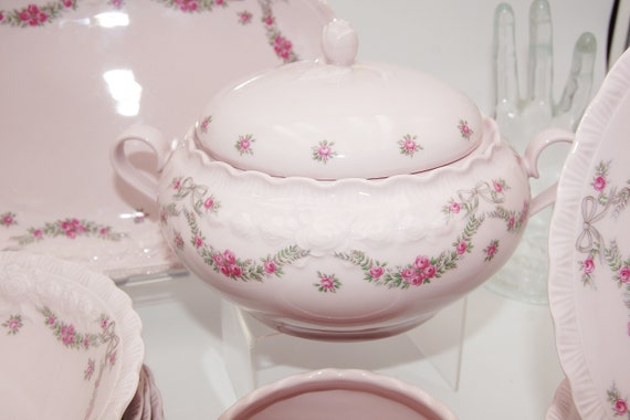 Soup Tureen Hutschenreuther Porcelaine Rose Tureen With Flower Tendril, Pink Soup Tureen Hutschenreuther Porcelaine Rose Tableware