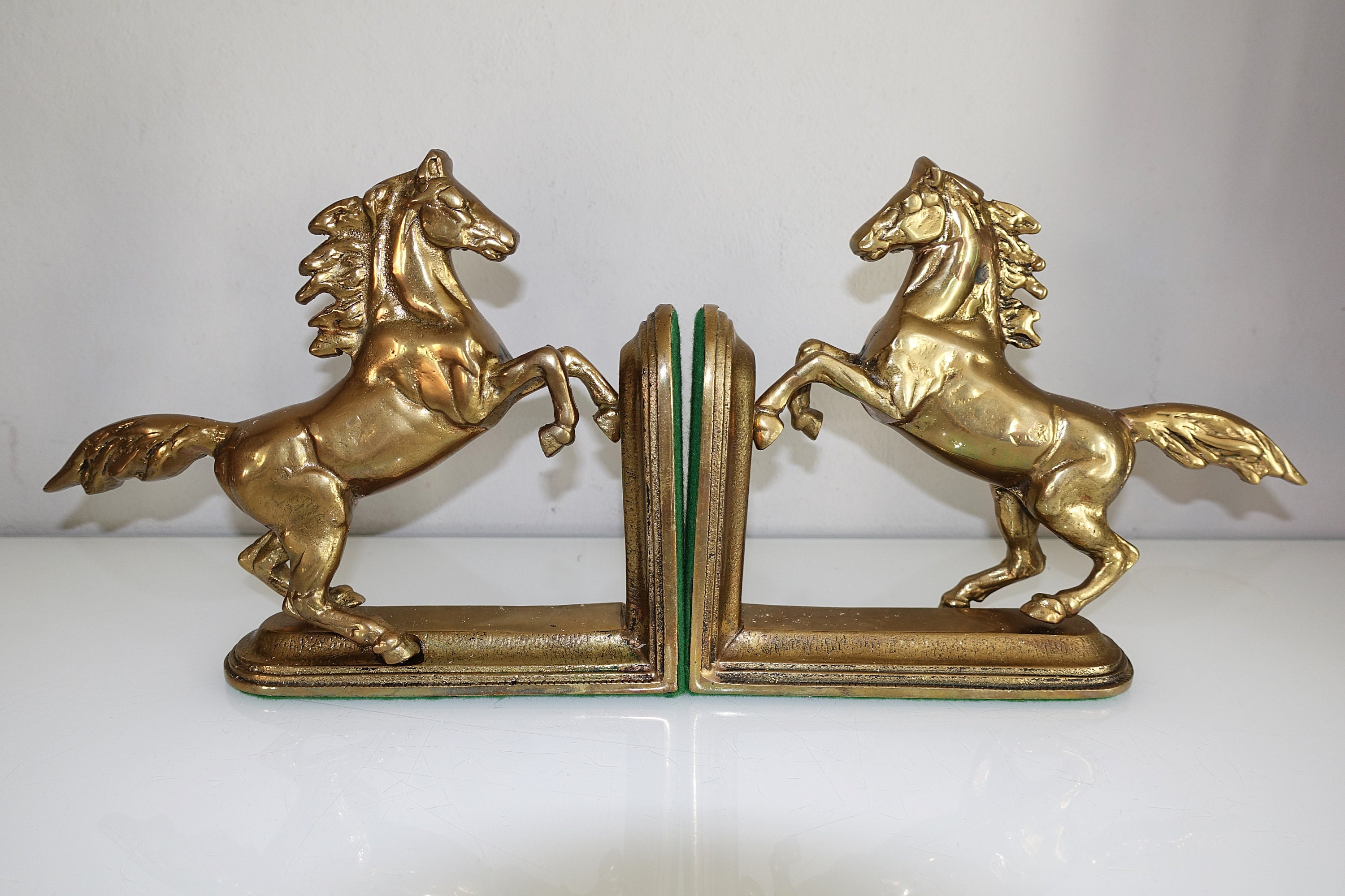 Paire de serre-livres chevaux cabrés/sauts d obstacles. Art Déco. En laiton poli - France