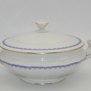 Hutschenreuther Selb soup tureen blue with gold pearl rim, Hutschenreuther perland tableware blue, tureen white blue by Hutschenreuther