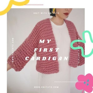 Könnte beinhalten: Ein rosa gestrickter Cardigan mit dem Text "My First Cardigan" und der Website-Adresse "www.knitato.com".