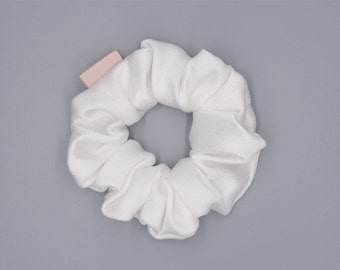 Scrunchie in weiß,  premium Qualität für elegantem Look aus Polyestersatin "Snow"