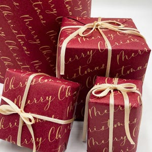 Merry Christmas Geschenkpapier – Nachhaltige Geschenkverpackung mit festlichen Grüßen, Knickfrei geliefert