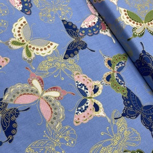 Tessuto Sakura Butterflies: trapuntatura in cotone giapponese con accenti dorati di Timeless Treasures / CM6159