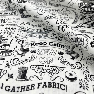 Tessuto Sewing Words di Timeless Treasures, cotone per quilting, Gail C3417