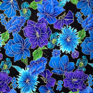Tessuto floreale blu con accenti metallici dorati - Fly by Night di Chong-A Hwang / Timeless Treasures CM6095