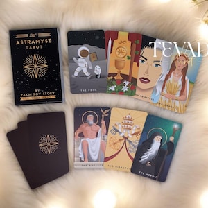Tarot Astramyst - Arte místico ilustrado a mano con arquetipos divinos, energía cósmica y crecimiento personal - Baraja de tarot independiente única para principiantes