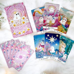 Tarot Orchid Valley DELUXE: Un encantador tarot de dibujos animados para guía espiritual y visiones sobre fantasmas iluminados por la luna. Baraja de tarot independiente única para principiantes.