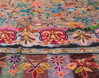 Un châle cachemiri en semi pashmina tissé à la main avec une précision parfaite, enrichi de l'art de Kalamkari qui transforme ce chef-d'oeuvre