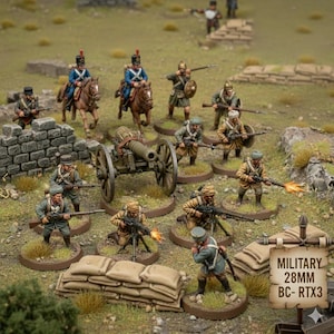 Puede incluir: Figuras militares en miniatura de 28 mm y un cañón dispuestos sobre una superficie herbosa. Se representan soldados con uniformes azules y beiges, algunos a caballo. La escena incluye sacos de arena y un letrero que dice "MILITARY 28MM BC- RTX3."
