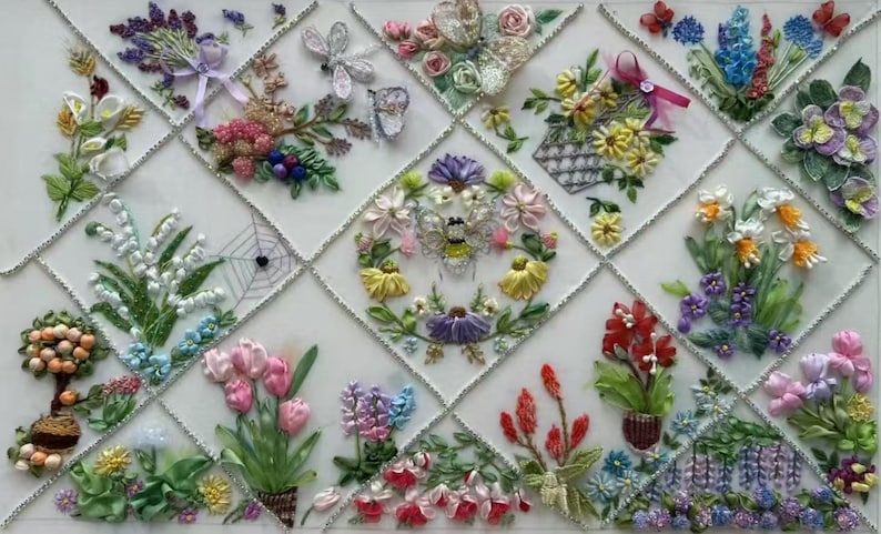 K&ouml;nnte beinhalten: Ein detailliertes Textilkunstwerk mit verschiedenen Blumenarrangements, darunter Blumenstr&auml;u&szlig;e, Schmetterlinge und ein zentraler Kranz mit einer Biene. Das Werk besteht aus einzelnen Quadraten, die jeweils ein anderes Blumendesign in leuchtenden Farben zeigen.