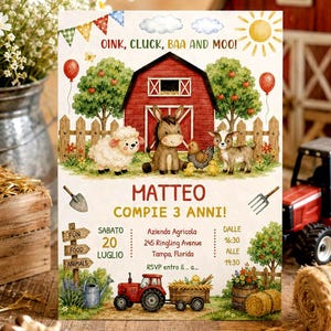 Può includere: Un invito a tema fattoria con un fienile rosso, animali della fattoria e il testo "OINK, CLUCK, BAA AND MOO!". L'invito include anche il testo "MATTEO COMPIE 3 ANNI!" e i dettagli dell'evento.