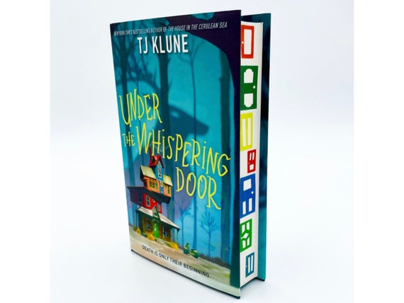 Bajo la puerta de los susurros/ Under the Door of Whispers : Klune, T. J.:  : Books