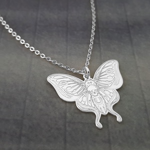 Collana con falena teschio, gioielli gotici, gioielli con insetti, gioielli con falena svolazzante, ciondolo con falena personalizzato, collana con falena testa di morte, gioielli da strega
