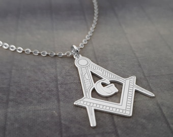 THE MASONIC COLLECTION - Colgante Masónico Para Mujer Con Cuadrado Y Brújula, Chapado En Níquel, Viene En Bolsa De Terciopelo, Regalo Ideal Para Mujeres, Todos