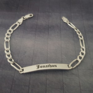 Può includere: Braccialetto a catena d'argento con una targhetta personalizzata incisa con il nome "Jonathan".