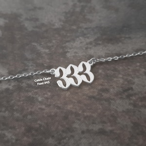 Glückszahl Nummer Halskette, Glückszahl Engel Halskette, Zahl Anhänger, Personalisierte alte englische Schrift Engel Zahl, Glückszahl Engel Geschenk