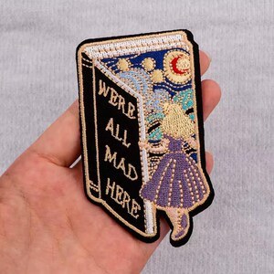 Naszywka haftowana „We’re All Mad Here” – inspirowana książką „Alicja w Krainie Czarów” – aplikacja do prasowania