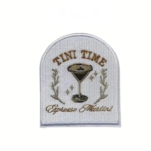 Tini Time エスプレッソ マティーニ パッチ – 刺繍入りアイロン接着パッチ | コーヒーカクテル 美学 | ブージーベイブ パッチ | バーカートまたはジャケットアクセサリー