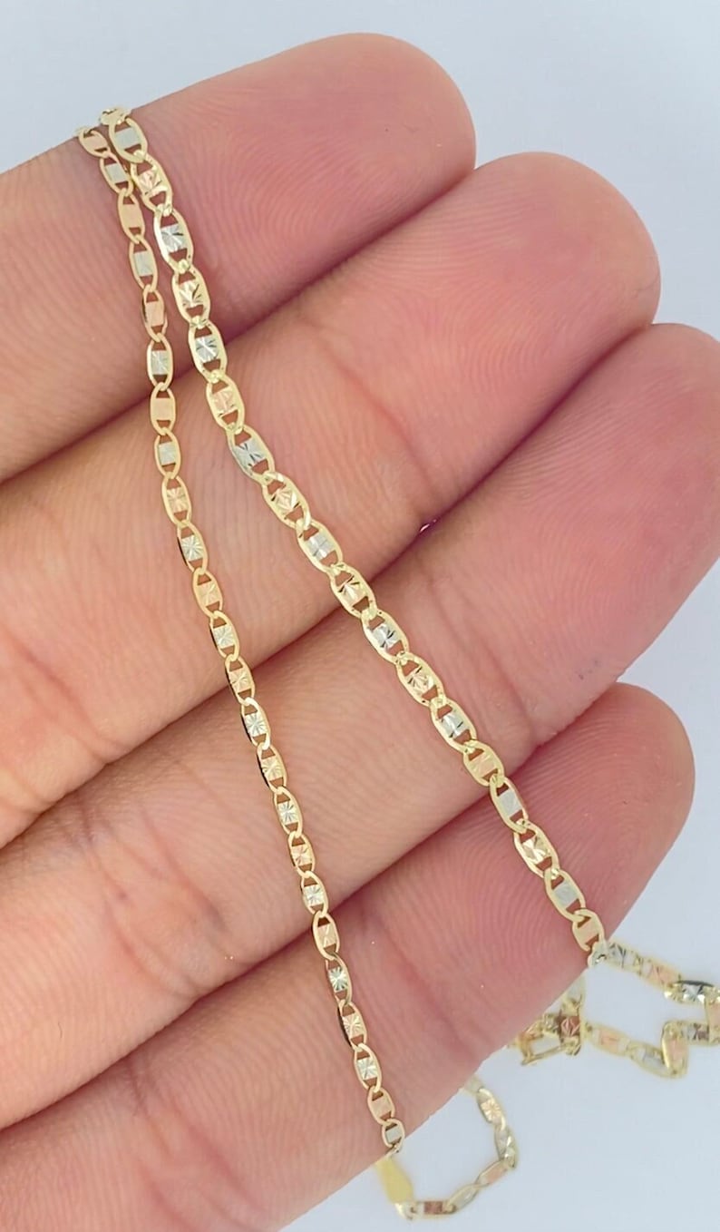 Op de afbeelding: Een gouden ketting met een ankerketting ontwerp. De ketting is gemaakt van drie verschillende kleuren goud: geel, wit en ros&eacute;.
