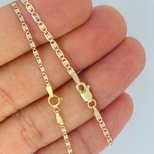 Op de afbeelding: Twee gouden kettingen met een diamantgeslepen ontwerp. De kettingen zijn van verschillende lengtes en zijn gemaakt van geel, wit en ros&eacute;goud.