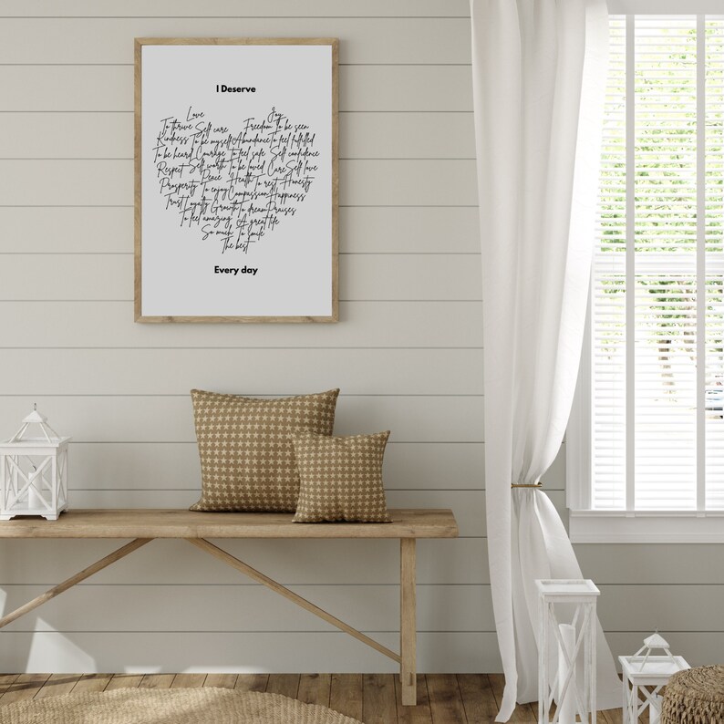 K&ouml;nnte beinhalten: Ein gerahmter Druck mit wei&szlig;em Hintergrund und schwarzem Text, der "Ich verdiene" lautet, gefolgt von einer Liste positiver Affirmationen. Der Druck h&auml;ngt an einer wei&szlig;en Wand mit Holzverkleidung.