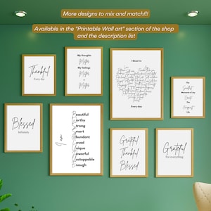 K&ouml;nnte beinhalten: Acht druckbare Wandbilder mit inspirierenden Zitaten und S&auml;tzen in schwarzer Schrift auf wei&szlig;em Hintergrund. Die Drucke sind in goldenen Rahmen gerahmt und an einer gr&uuml;nen Wand angebracht.