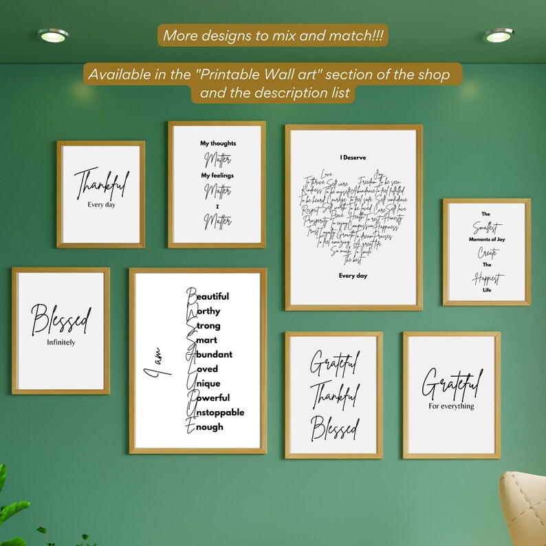 K&ouml;nnte beinhalten: Acht druckbare Wandbilder mit inspirierenden Zitaten und S&auml;tzen in schwarzer Schrift auf wei&szlig;em Hintergrund. Die Drucke sind in goldenen Rahmen gerahmt und an einer gr&uuml;nen Wand angebracht.