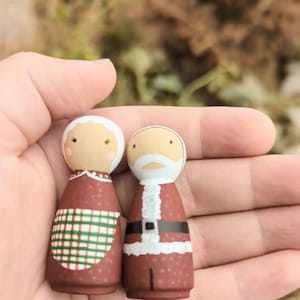 Santa and Mrs Claus Peg Doll/ Set of 2 Christmas Peg Dolls/ Santa Peg Doll/ Holiday Peg People/ Holiday Decor Tiered Tray/ Christmas Village