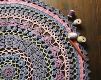 Ø 61 cm Buntes rundes Häkeldeckchen Mandala, Boho Style