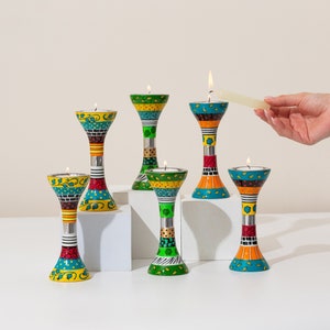 職人の手作業による安息日のキャンドルホルダー - 鮮やかなエナメル塗装の鋳造ニロスタユダヤ美術ユダヤ教のイスラエルからの贈り物