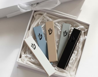 Caixa clássica judaica para mezuzá de porta com pergaminho não kosher e caixa para presente.