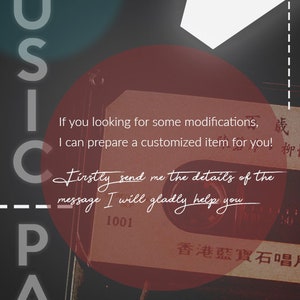 Puede incluir: Una cinta de casete vintage con el texto "MUSIC-PAD" y "香港藍寶石唱片" en caracteres chinos. La cinta es roja y tiene una etiqueta blanca con el n&uacute;mero "1001" en ella.
