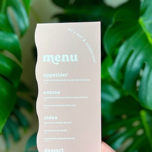 Menu de casamento Wavy Boho Retro de cor sólida, impresso, cortado, 4x9, cartões de menu, contemporâneo, formato descolado, ícones personalizados de sensibilidade alimentar