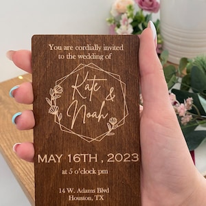 Hochzeitseinladung Holz und Blumen, Personalisierte Hochzeitseinladungen mit Umschlag, Rustikale Hochzeitseinladungen aus Holz, Holzeinladungskarte