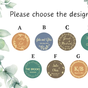 Puede incluir: Siete dise&ntilde;os diferentes de favores de boda con letras doradas y detalles florales sobre un fondo blanco. Los dise&ntilde;os incluyen nombres y fechas para una boda.